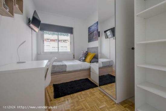  Se alquila habitación en piso compartido en Madrid - MADRID 