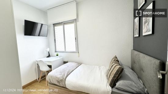 Se alquila habitación en piso compartido en Madrid - MADRID