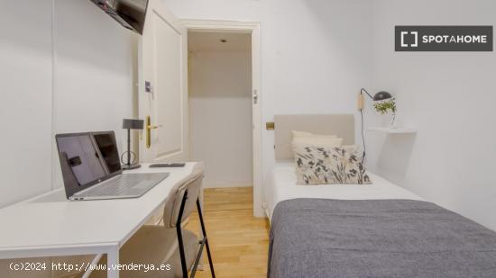 Se alquila habitación en piso compartido en Madrid - MADRID