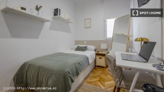 Se alquila habitación en piso compartido en Madrid - MADRID