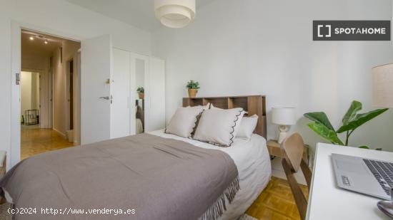 Se alquila habitación en piso compartido en Madrid - MADRID