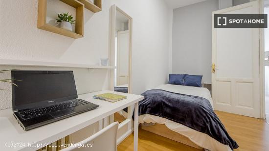 Se alquila habitación en piso compartido en Madrid - MADRID