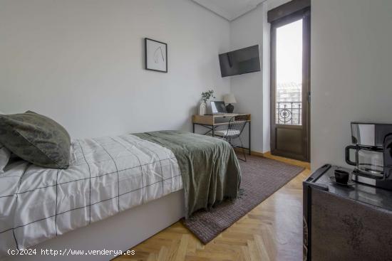  Se alquila habitación en piso compartido en Madrid - MADRID 