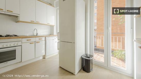 Se alquila habitación en piso compartido en Madrid - MADRID