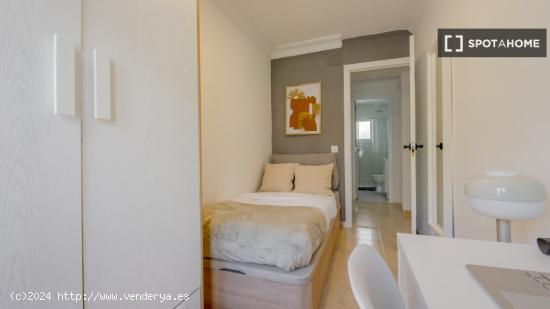 Se alquila habitación en piso compartido en Madrid - MADRID