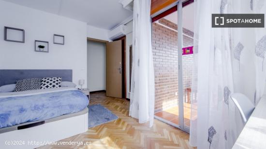 Se alquila habitación en piso compartido en Madrid - MADRID