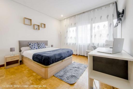  Se alquila habitación en piso compartido en Madrid - MADRID 