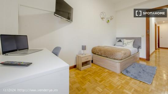 Se alquila habitación en piso compartido en Madrid - MADRID