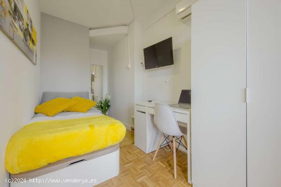  Se alquila habitación en piso compartido en Madrid - MADRID 