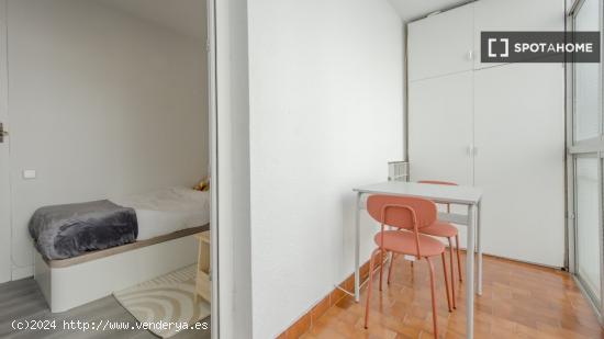 Se alquila habitación en piso compartido en Madrid - MADRID