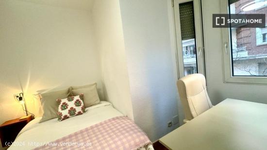 Se alquila habitación en piso compartido en Madrid - MADRID