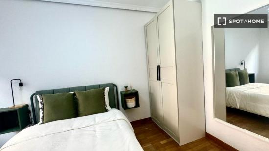 Se alquila habitación en piso compartido en Madrid - MADRID