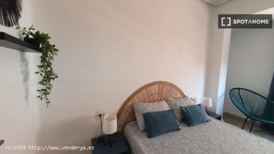 Alquiler de habitaciones en apartamento de 5 habitaciones en Poblados Marítimos - VALENCIA