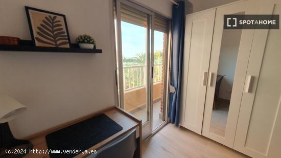 Alquiler de habitaciones en apartamento de 5 habitaciones en Poblados Marítimos - VALENCIA