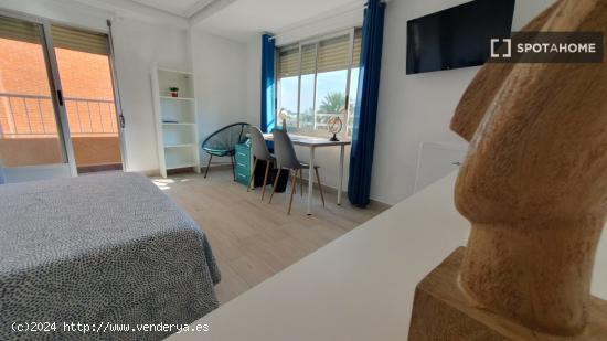 Alquiler de habitaciones en apartamento de 5 habitaciones en Poblados Marítimos - VALENCIA