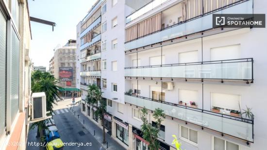 Se alquilan habitaciones en apartamento de 3 habitaciones en L'Hospitalet De Llobrega - BARCELONA