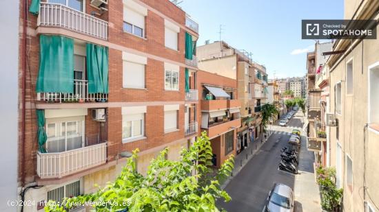 Se alquilan habitaciones en apartamento de 3 habitaciones en L'Hospitalet De Llobrega - BARCELONA