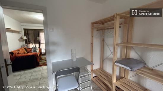 Alquiler de habitaciones en apartamento de 2 dormitorios en Nou Barris - BARCELONA