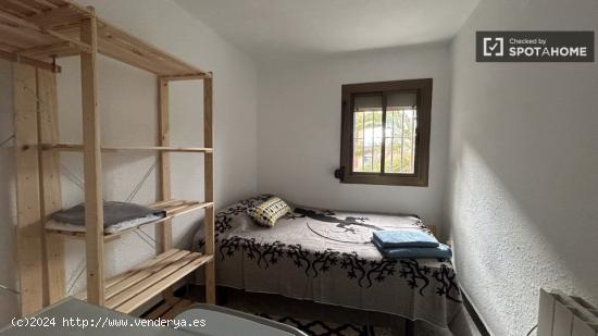 Alquiler de habitaciones en apartamento de 2 dormitorios en Nou Barris - BARCELONA