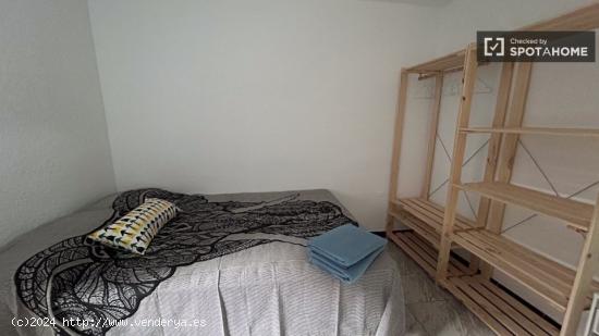 Alquiler de habitaciones en apartamento de 2 dormitorios en Nou Barris - BARCELONA