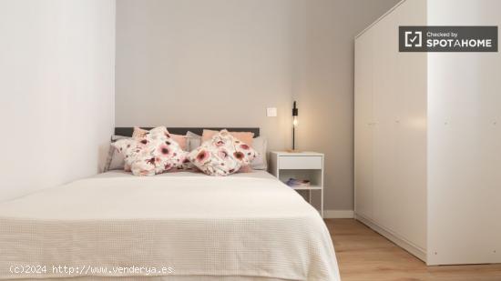 Se alquilan habitaciones en apartamento de 4 dormitorios en Latina - MADRID