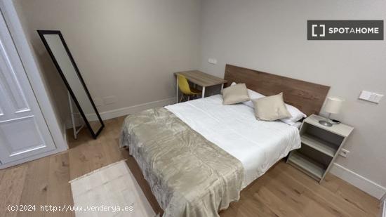 Alquiler de habitaciones en apartamento de 6 dormitorios en Centro - MADRID