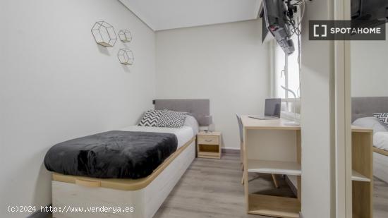 Se alquilan habitaciones en apartamento de 5 dormitorios en Tetuán - MADRID