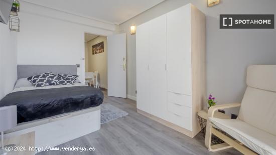 Se alquilan habitaciones en apartamento de 5 dormitorios en Tetuán - MADRID