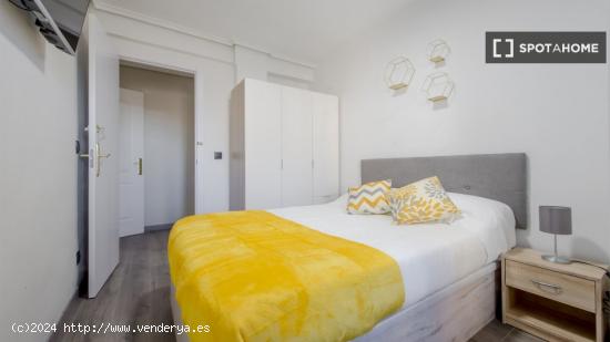 Se alquilan habitaciones en apartamento de 5 dormitorios en Tetuán - MADRID