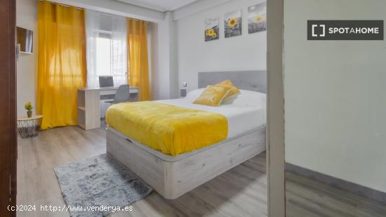 Se alquilan habitaciones en apartamento de 5 dormitorios en Tetuán - MADRID