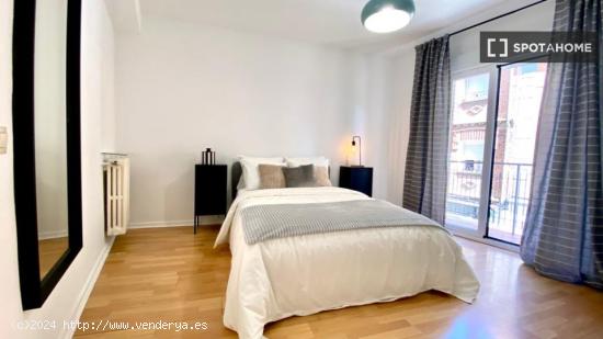 Se alquilan habitaciones en apartamento de 5 dormitorios en Tetuán - MADRID