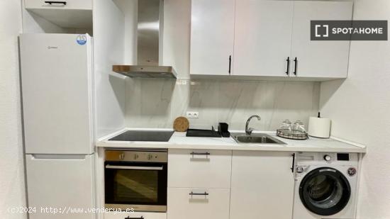 Habitaciones para alquilar en apartamento de 5 dormitorios en La Latina - MADRID