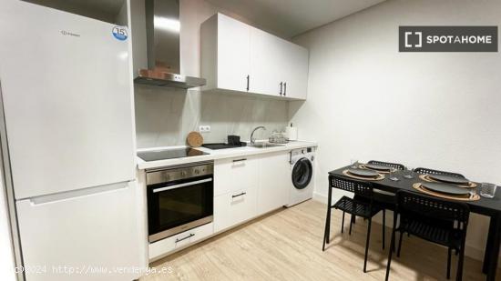 Habitaciones para alquilar en apartamento de 5 dormitorios en La Latina - MADRID