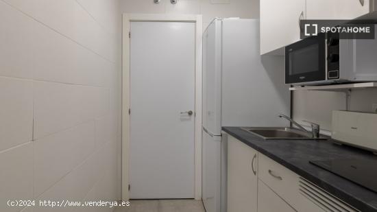 Habitaciones para alquilar en apartamento de 2 dormitorios en Gràcia - MADRID