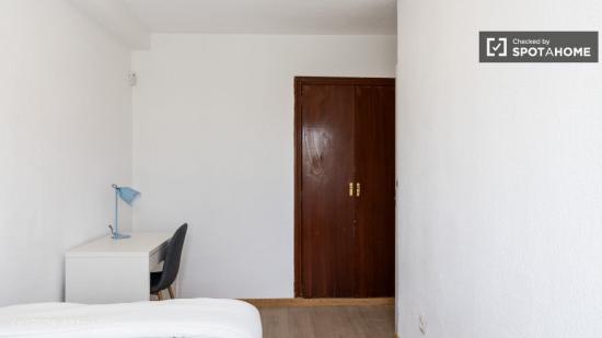 Se alquilan habitaciones en apartamento de 4 dormitorios en Moratalaz, Madrid - MADRID