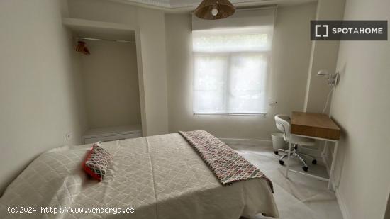 Se alquila habitación en apartamento de 6 dormitorios en Extramurs, Valencia - VALENCIA