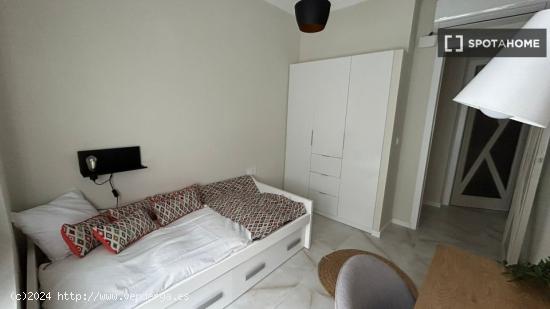 Se alquila habitación en apartamento de 6 dormitorios en Extramurs, Valencia - VALENCIA