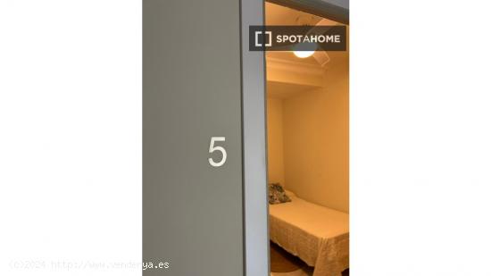 Se alquila habitación en apartamento de 6 dormitorios en Extramurs, Valencia - VALENCIA