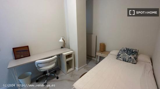 Se alquila habitación en apartamento de 6 dormitorios en Extramurs, Valencia - VALENCIA