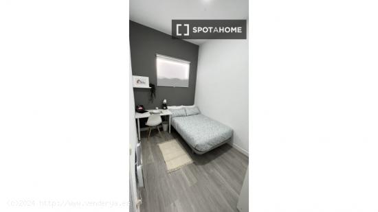 Se alquilan habitaciones en apartamento de 6 dormitorios en Malasaña - MADRID