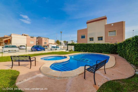 CASA EN AGUAS NUEVAS CON PISCINA, SOLÁRIUM Y JARDÍN - ALICANTE