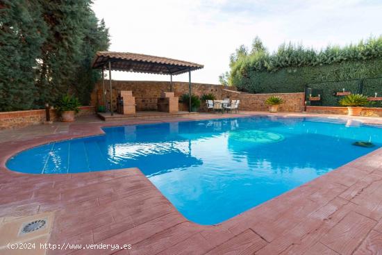 CHALET EN LA URBANIZACIÓN LAS LOMAS - BADAJOZ