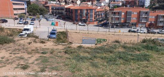 DOS SOLARS DE COSTAT para edificar 1 ó 2 cases Zona Les Escoles - BARCELONA