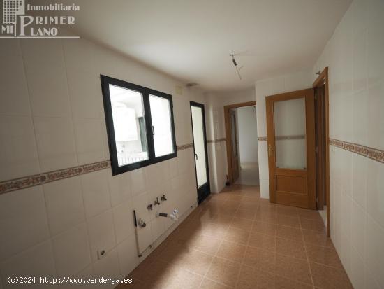 *¡GRAN OFERTA! Piso exterior,con 3dorm.+ 2baños, con piscina, garaje y trastero en Paseo San Isidr