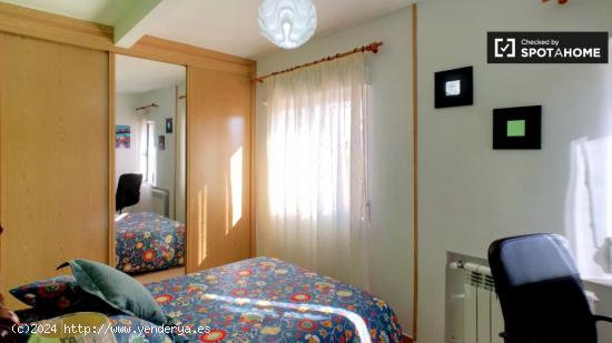 Habitación para alquilar en gran apartamento de 4 dormitorios con dos balcones en Alcalá de Henare