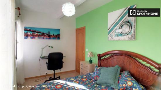 Habitación para alquilar en gran apartamento de 4 dormitorios con dos balcones en Alcalá de Henare