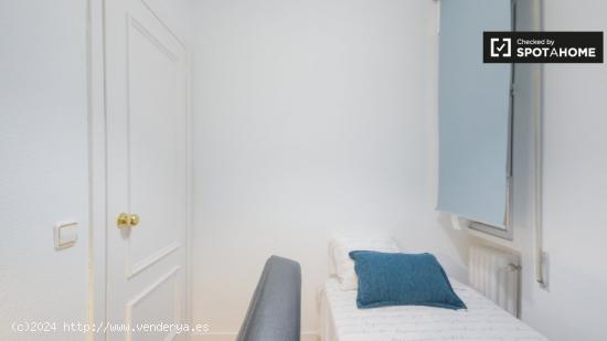 Habitación luminosa en alquiler en apartamento de 5 dormitorios en Alcalá De Henares. - MADRID