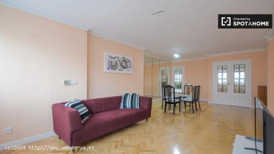 Habitación luminosa en alquiler en apartamento de 5 dormitorios en Alcalá De Henares. - MADRID