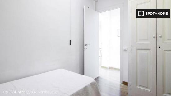 Habitación en apartamento de 3 dormitorios en El Raval - BARCELONA