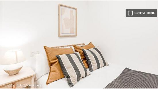 Dormitorio 2: cama doble con escritorio y TV/baño compartido. - BARCELONA